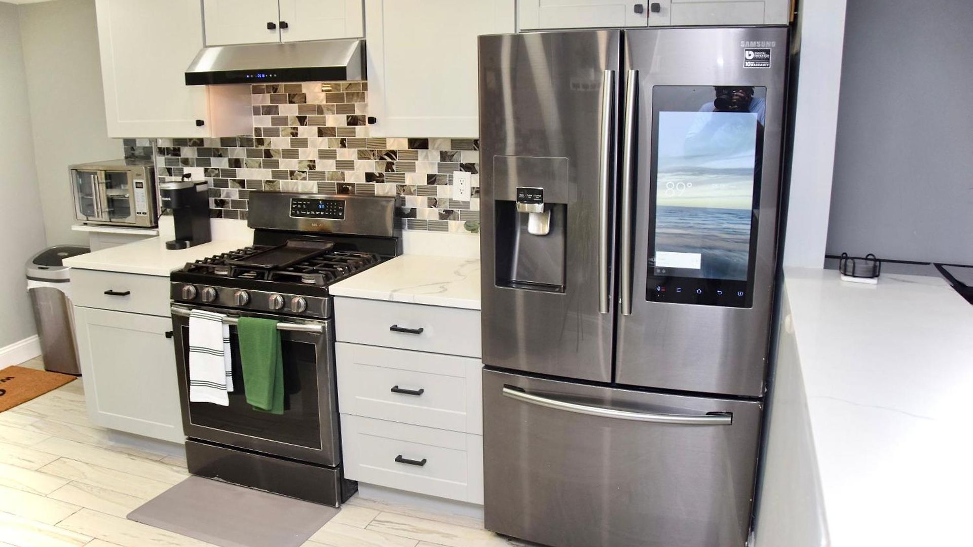 3 Bedroom 4Bed 2Bath Cozy Retreat With Large Backyard Apartment