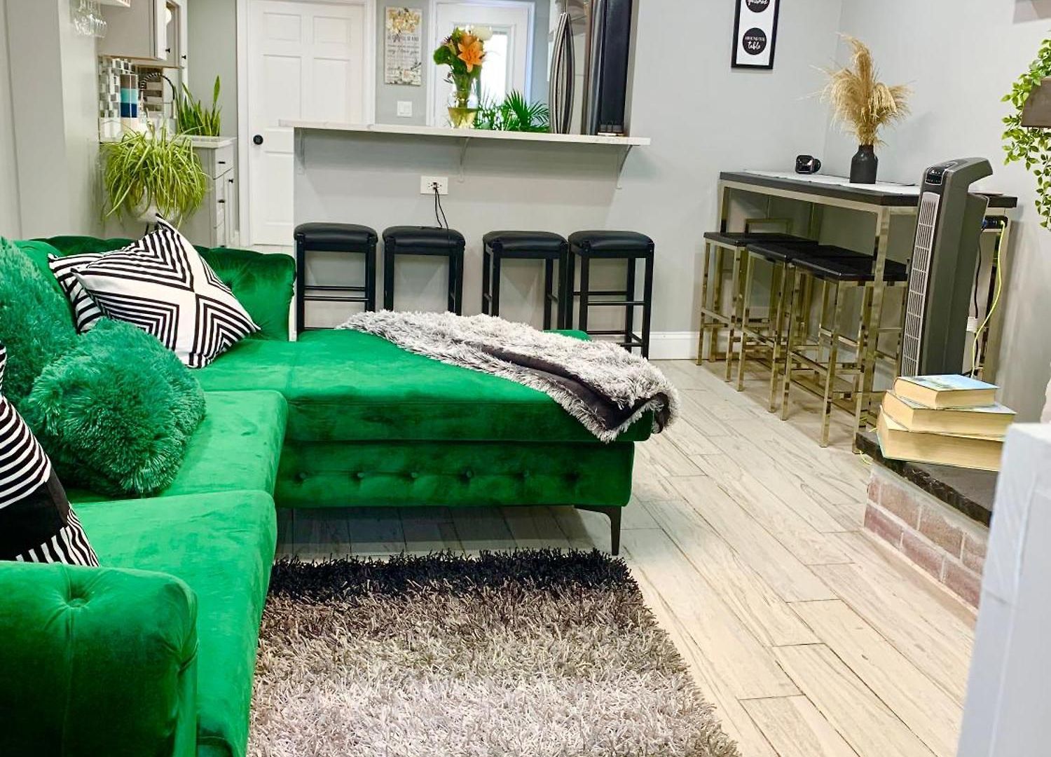 3 Bedroom 4Bed 2Bath Cozy Retreat With Large Backyard Apartment *