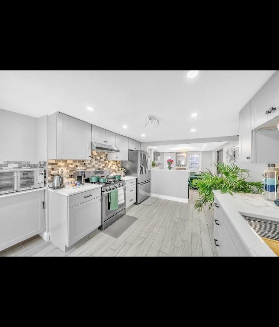 3 Bedroom 4Bed 2Bath Cozy Retreat With Large Backyard Apartment *