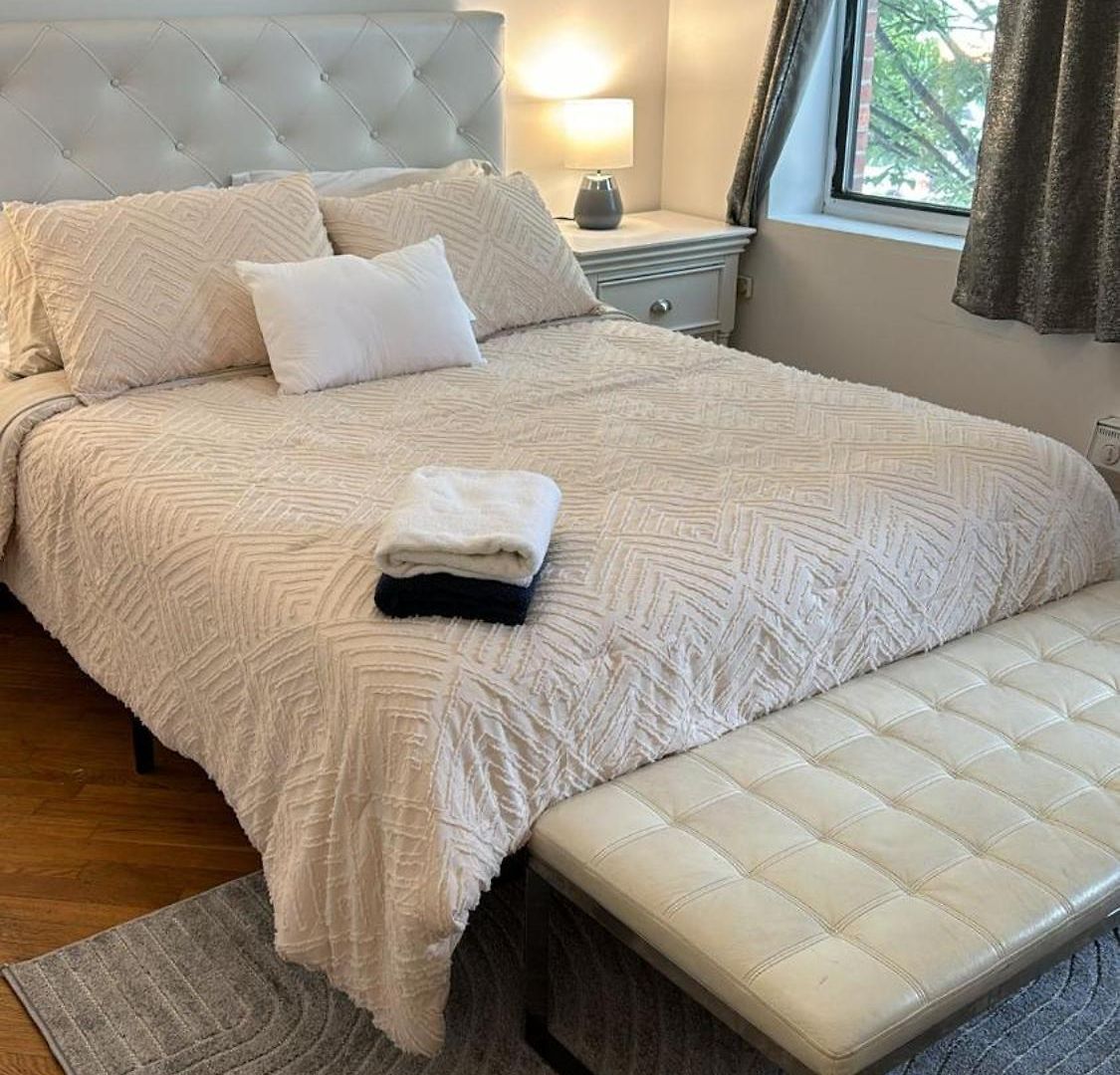 Bright 3 Bedroom In East Harlem! *
