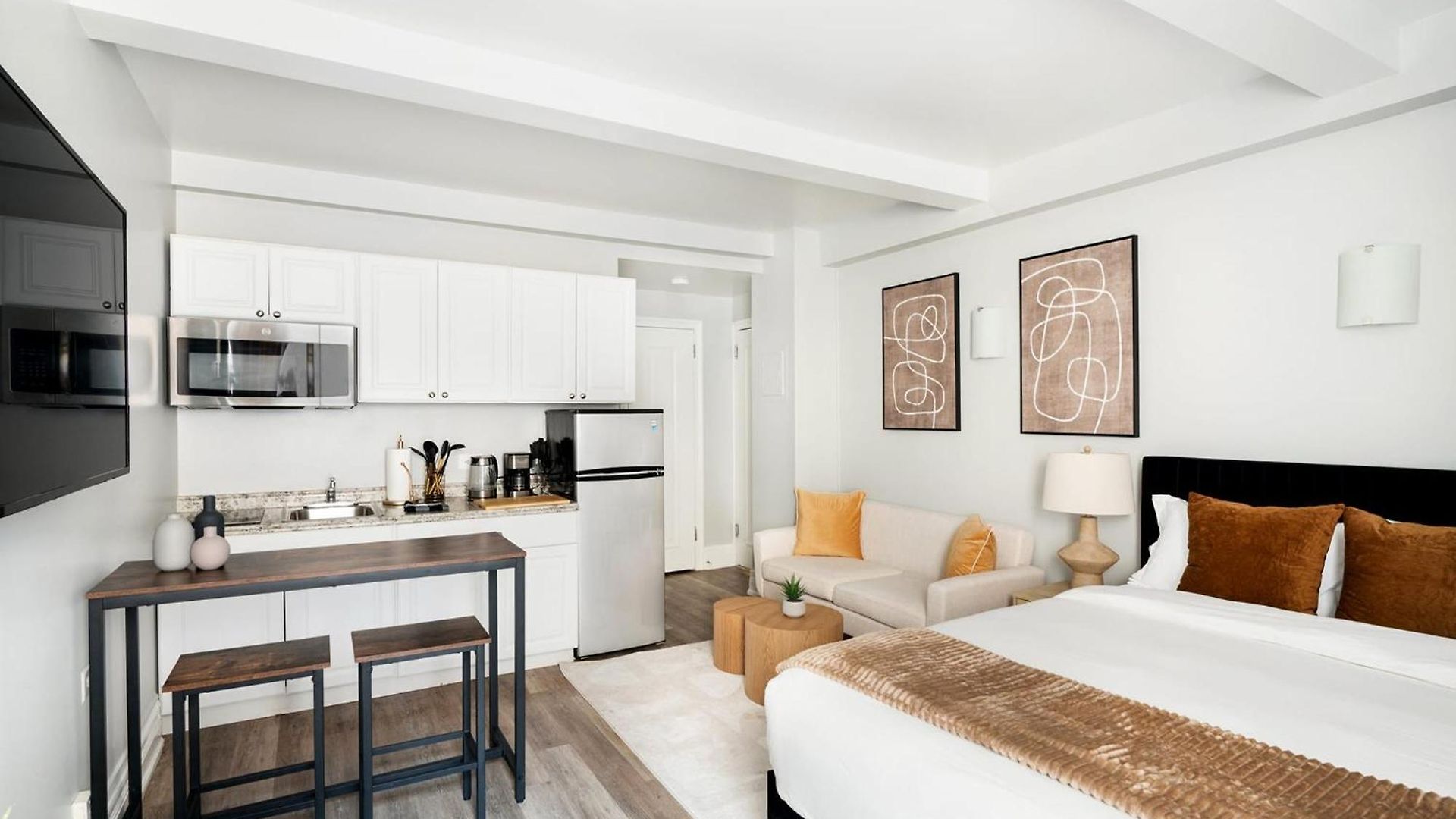 73-410 Luxury 24 Dm New Uws Gym Laundry * New York