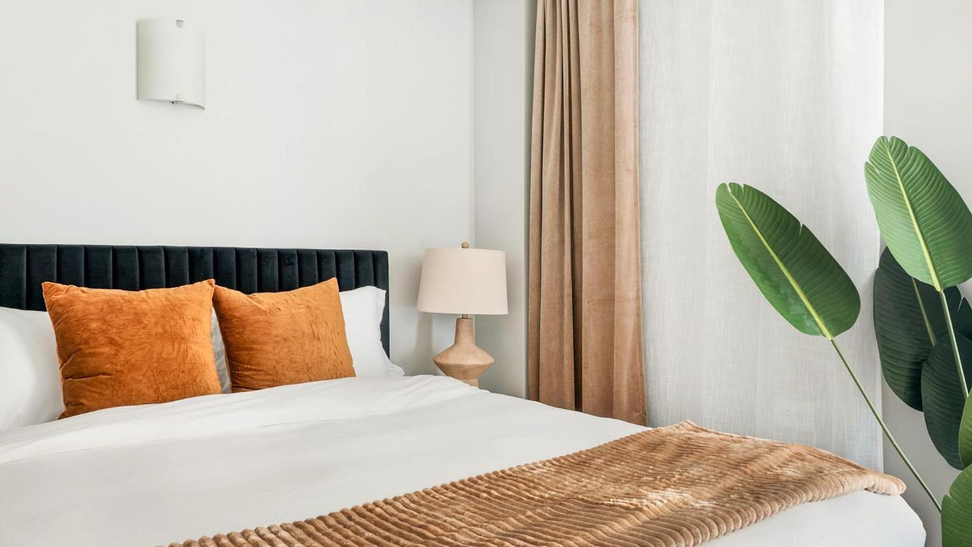 Apartment 73-410 Luxury 24 Dm New Uws Gym Laundry *