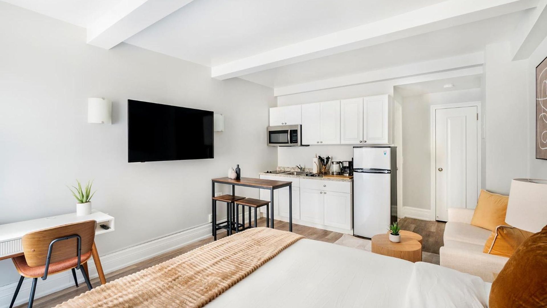 73-410 Luxury 24 Dm New Uws Gym Laundry New York
