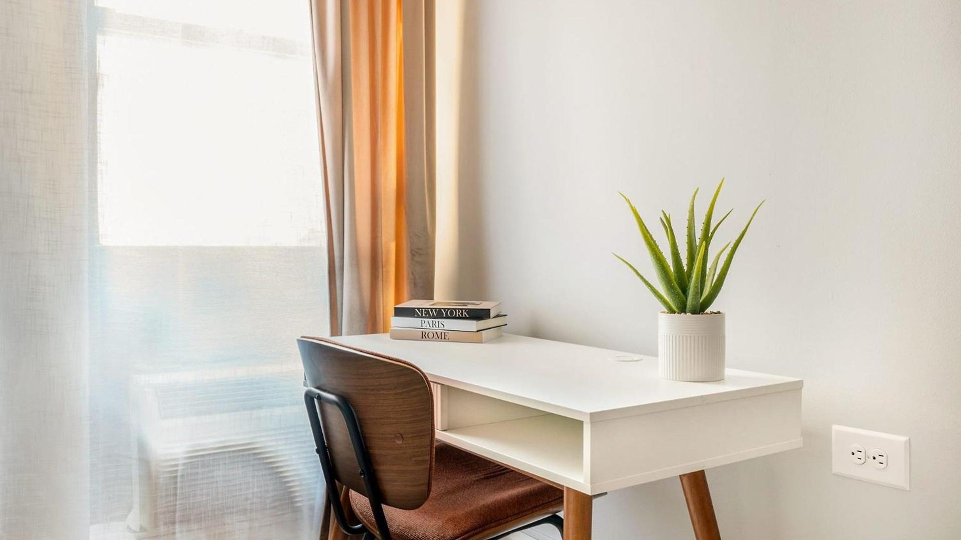 Apartment 73-410 Luxury 24 Dm New Uws Gym Laundry *