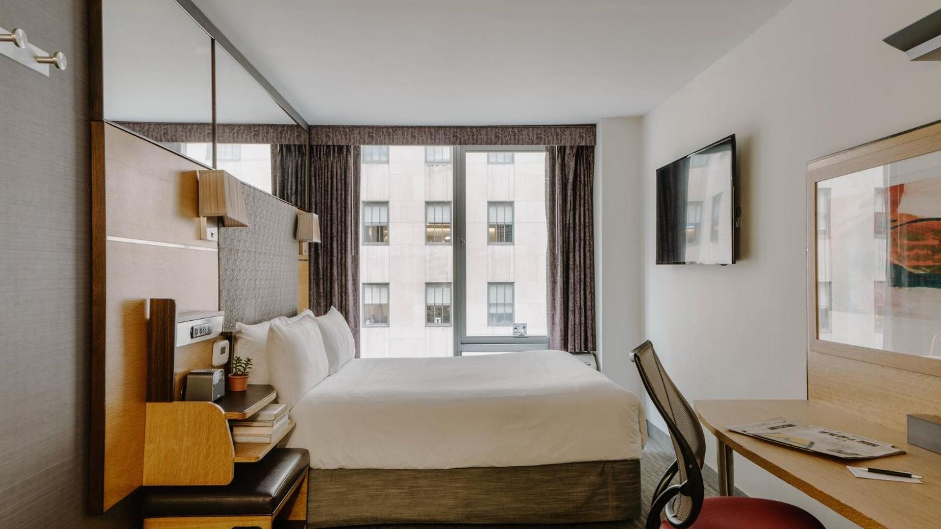 The Jewel Hotel, Hotel