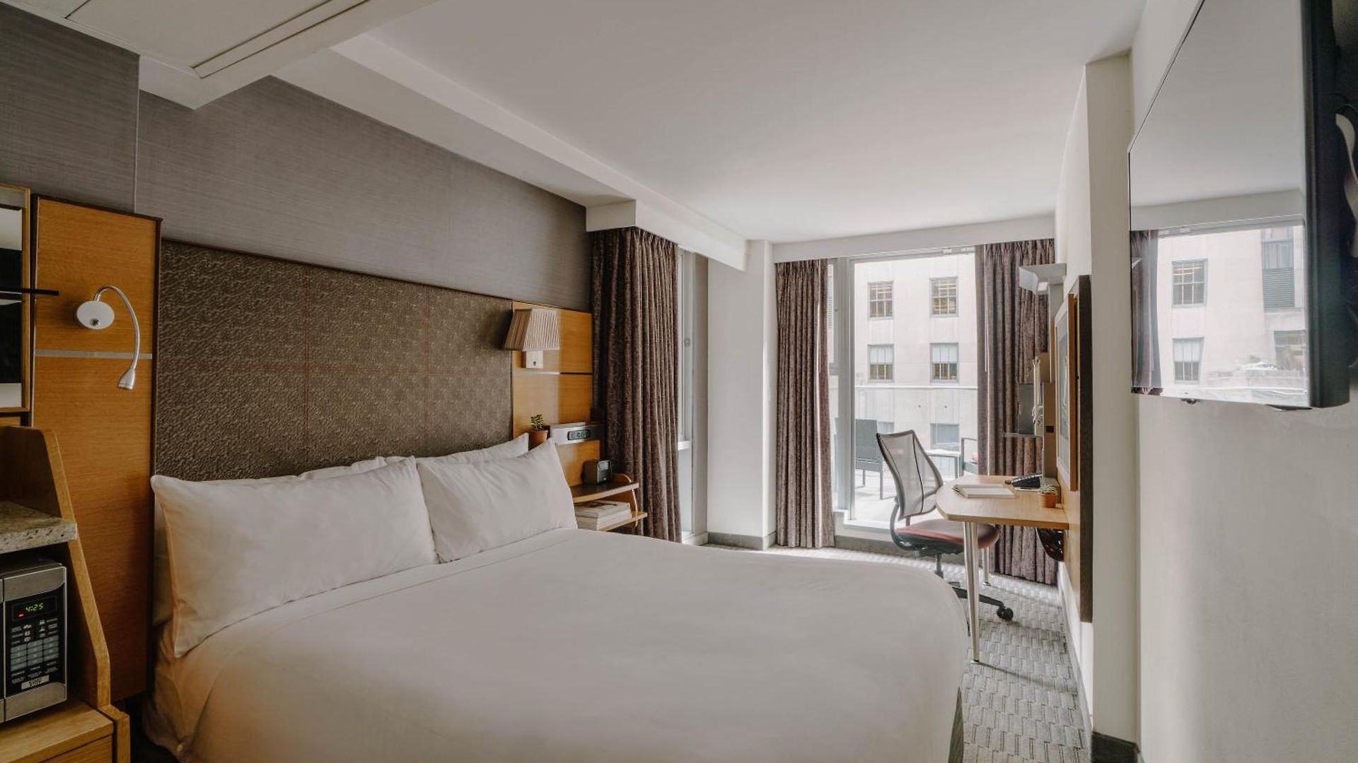 The Jewel Hotel, Hotel