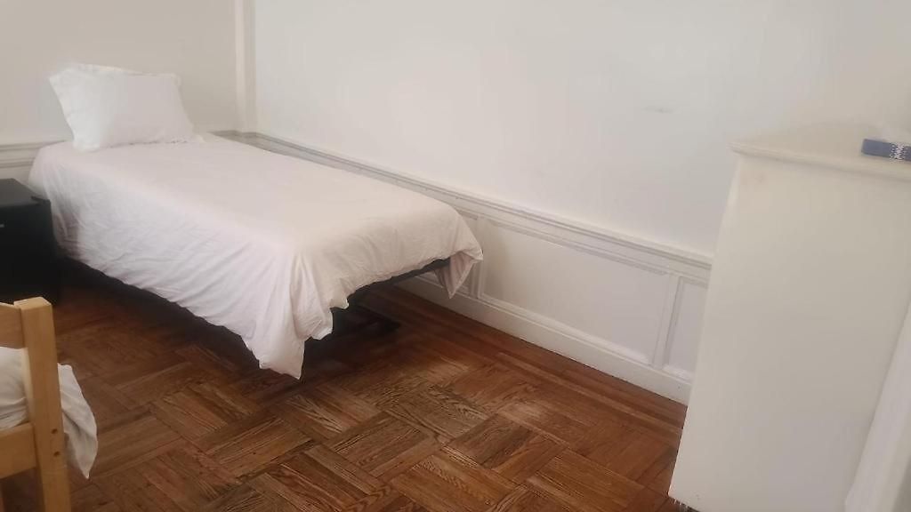 3 Bedrooms 2f New York