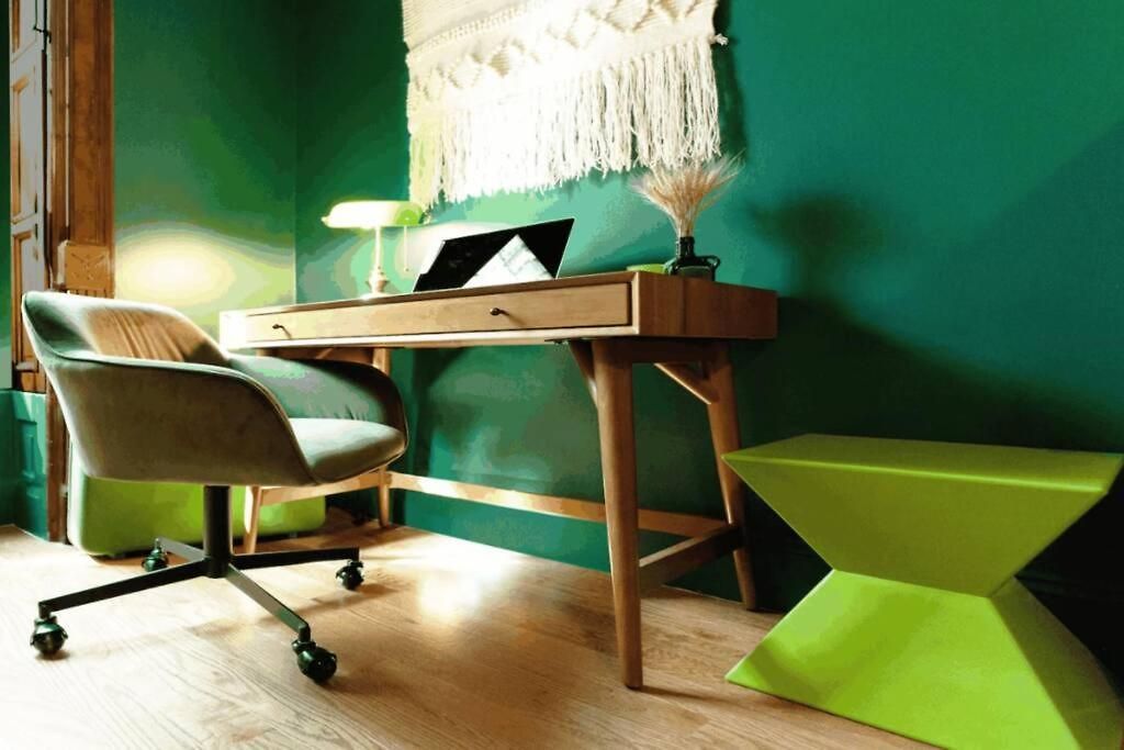 Apartment The Room: 70s Groove Themed New York