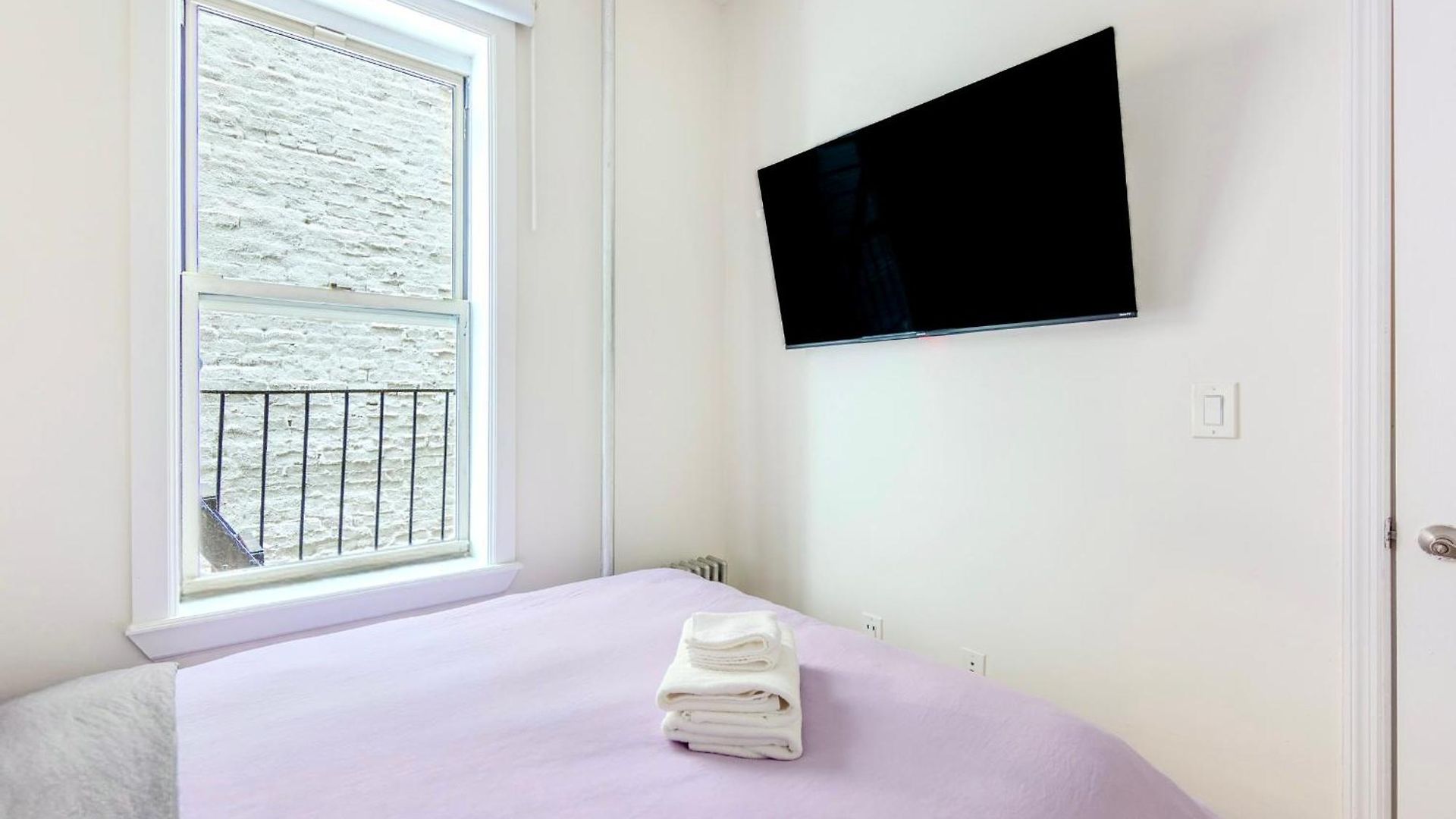 2 Bedroom Cozy Heaven In China Town Apartment *