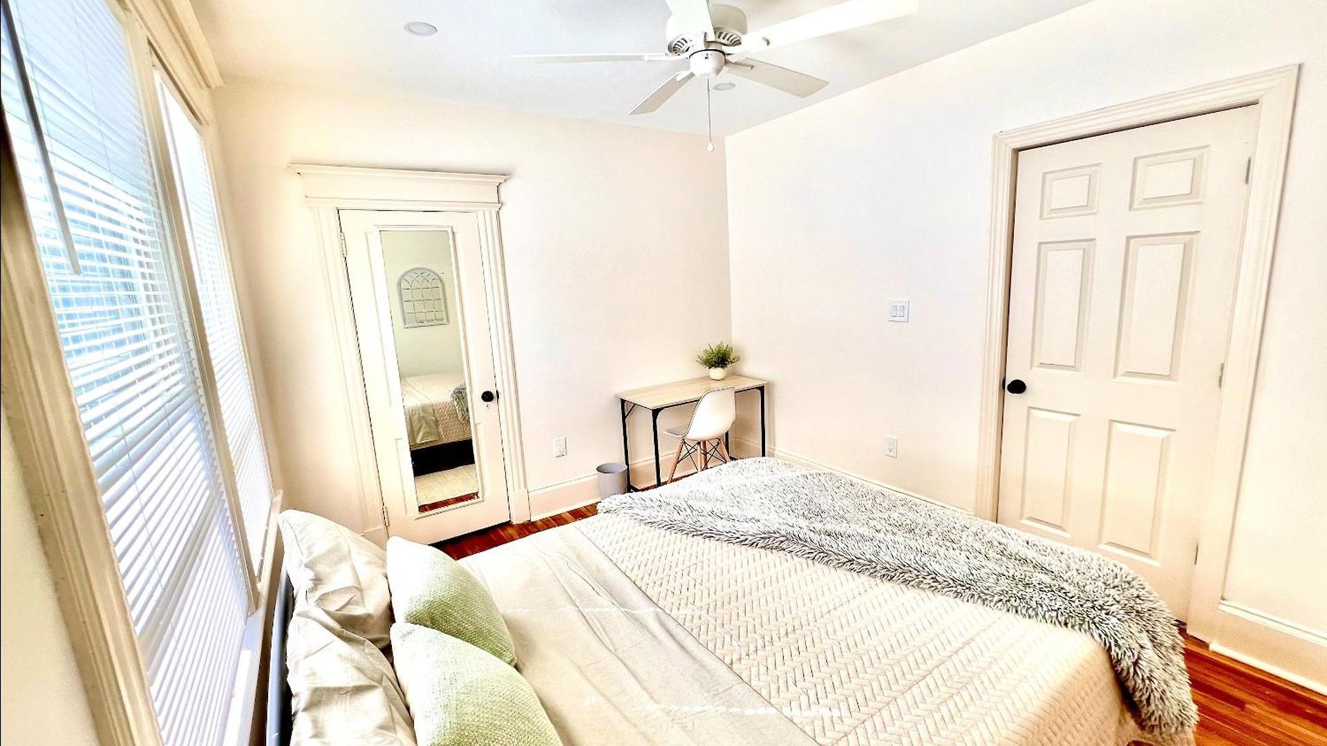 Modern - 3 Bedrooms, 2 Bathrooms *