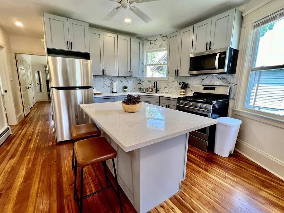 Modern - 3 Bedrooms, 2 Bathrooms