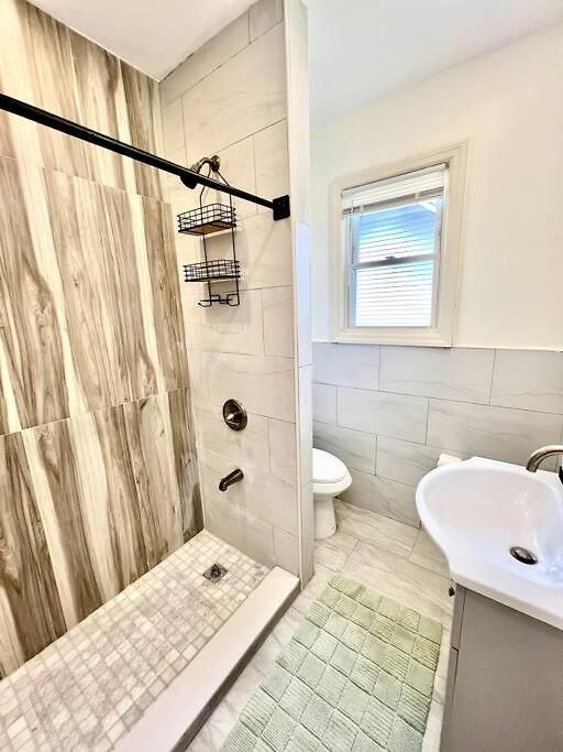 Modern - 3 Bedrooms, 2 Bathrooms Apartment *