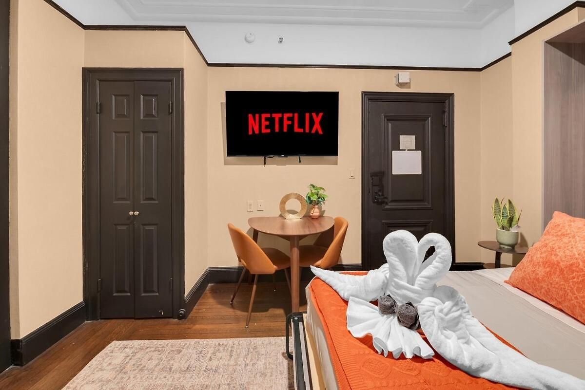 Stunning In Heart Of With Gym & Apartment
