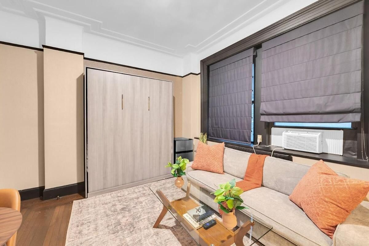 Stunning In Heart Of With Gym & * New York