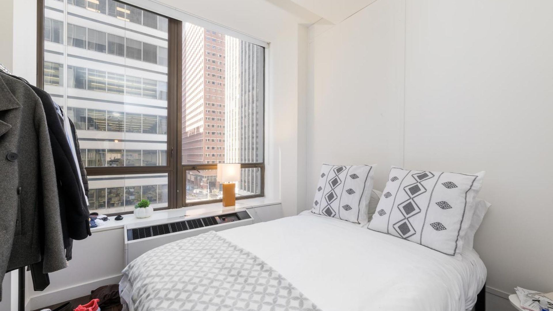 Outstanding & Bright 5bdr & 2 Bth In Downtown Manhattan Apartment *