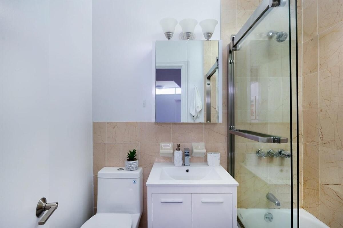 Apartment 444-3a Newly Renovated 1br - Elevator Building *
