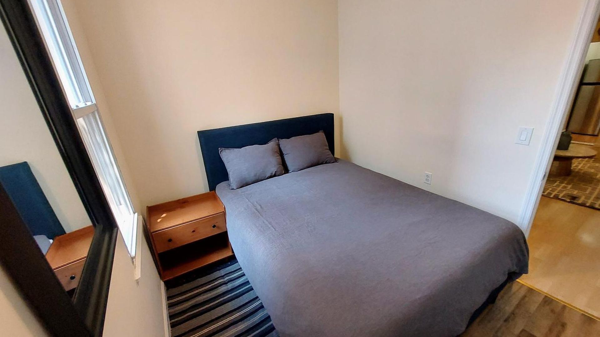Comfortable With Workstation Apartment *