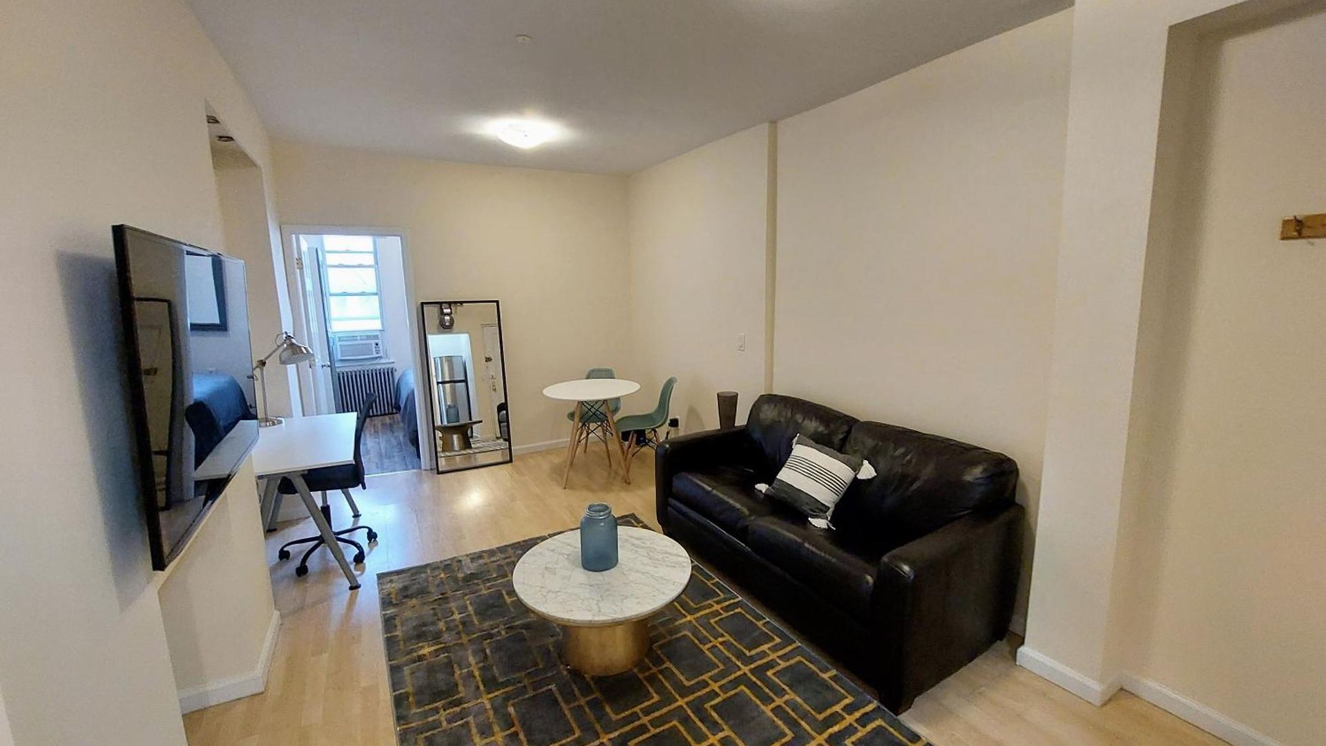 Comfortable With Workstation Apartment