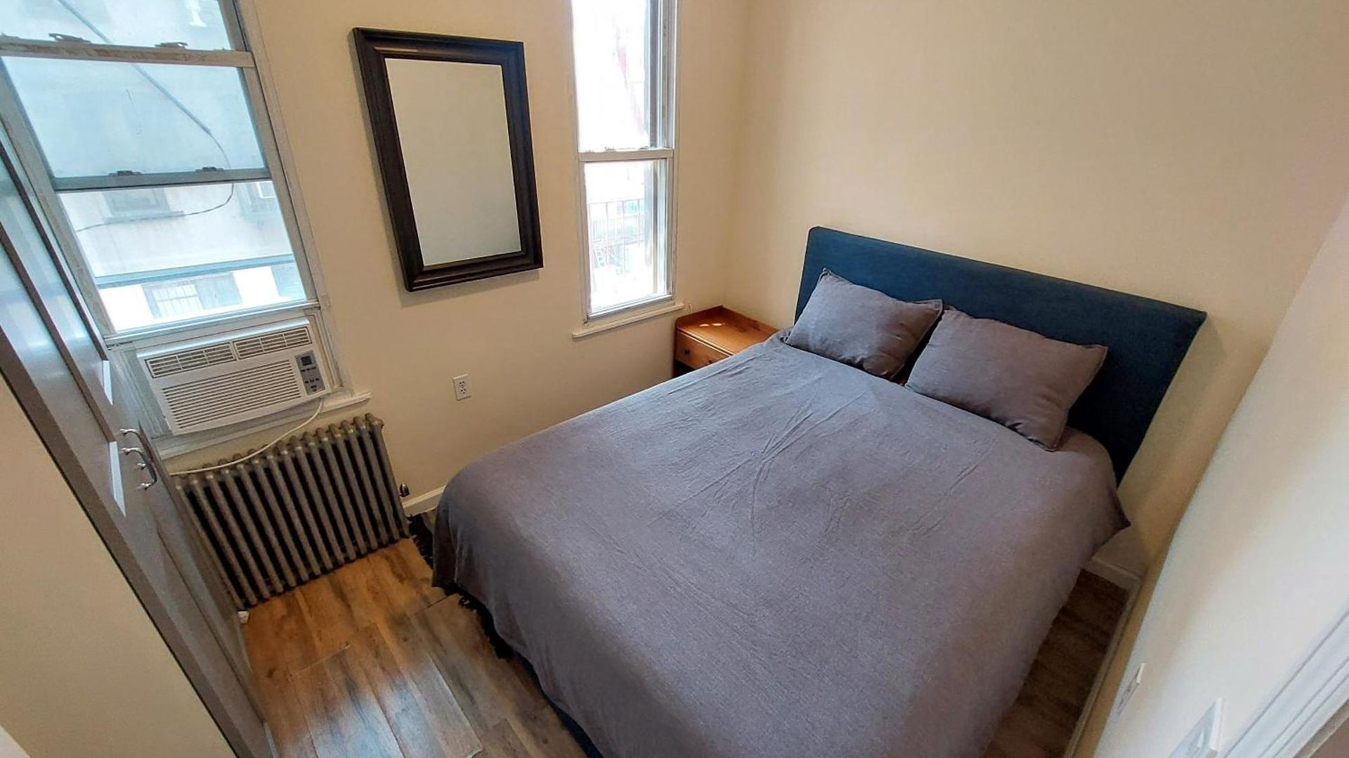 Apartment Comfortable With Workstation