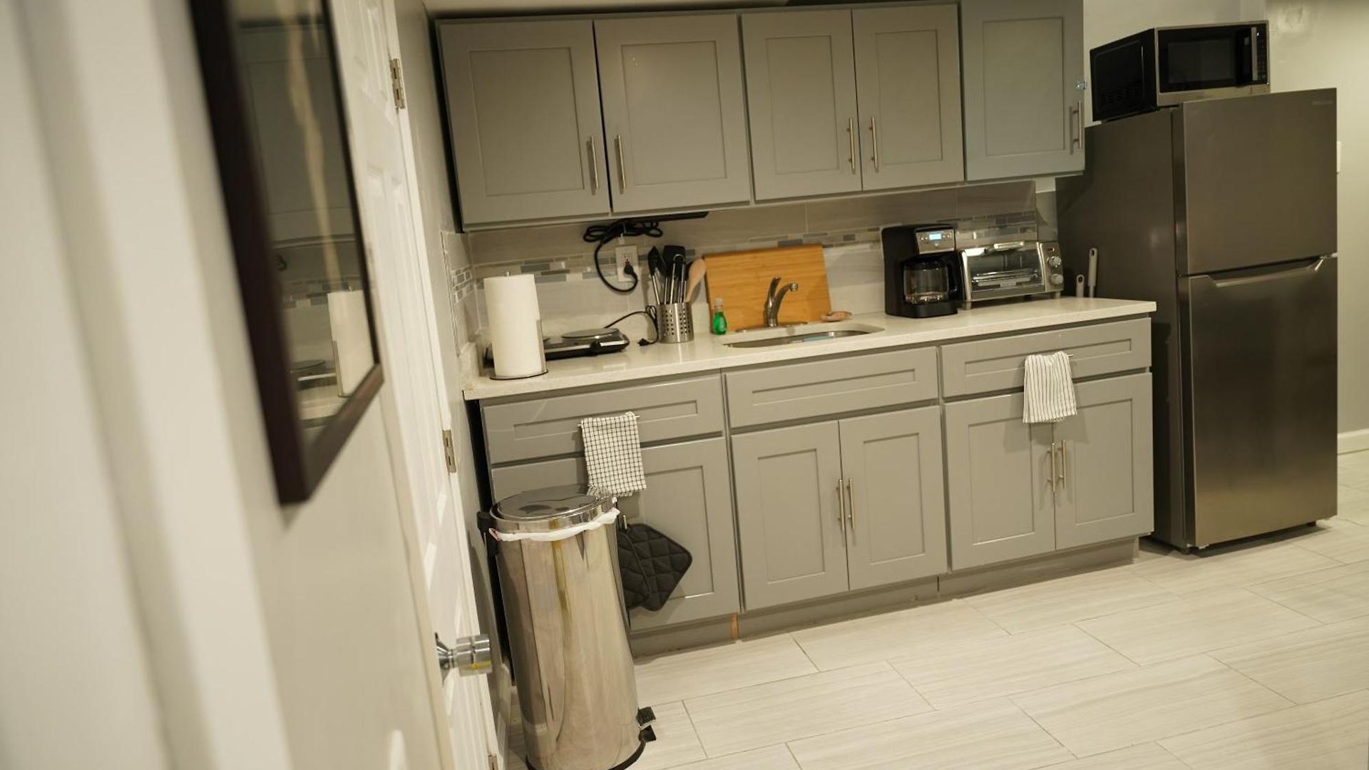 Cozy 2 Bedroom In A Lovely Forest Hills Neighborhood Apartment *