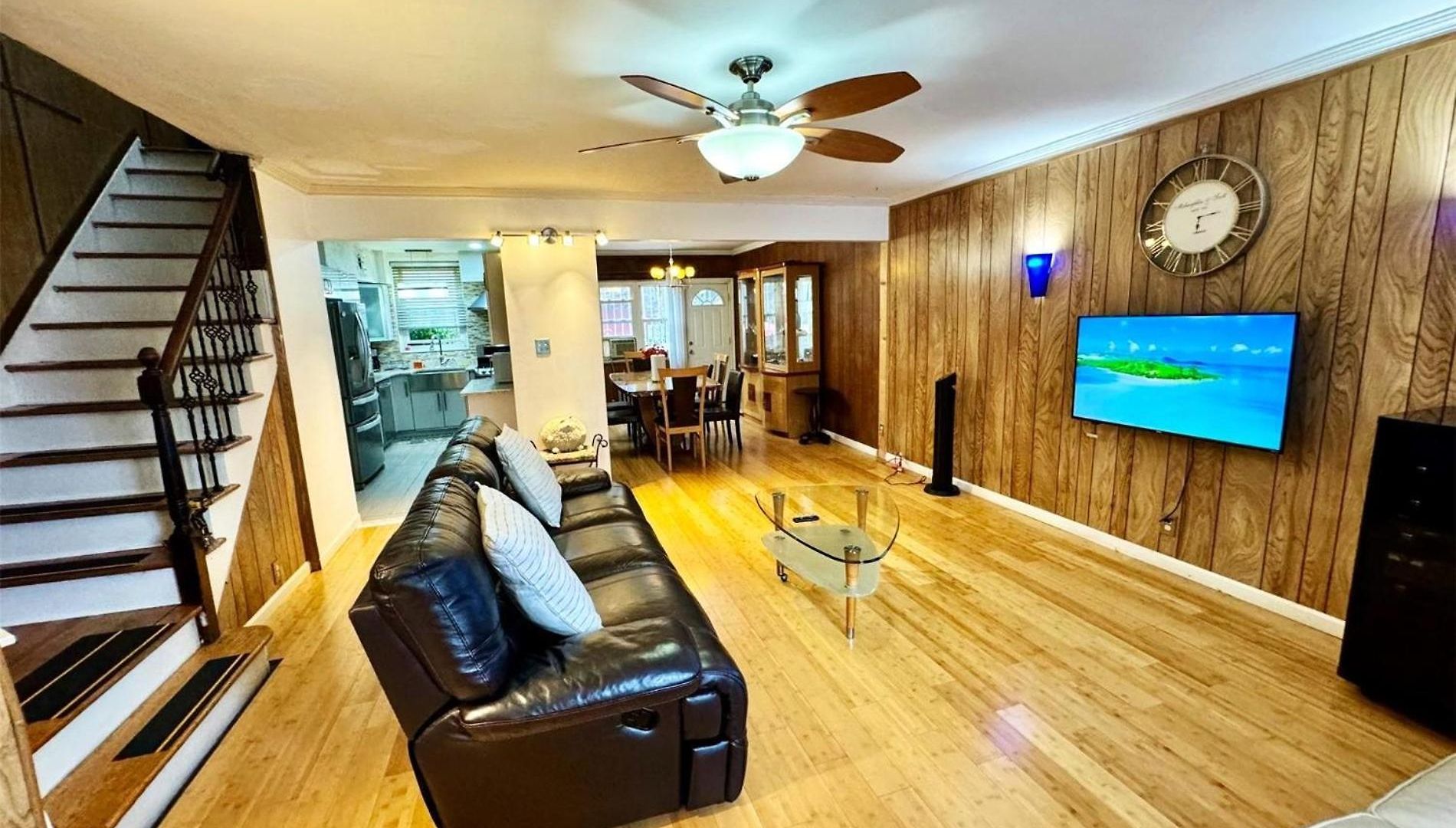 Holiday home Lga Airport 3 Mins, Vacation 3 Bedroom Duplex House, Parking And Private Backyard, 9mins Subway!
