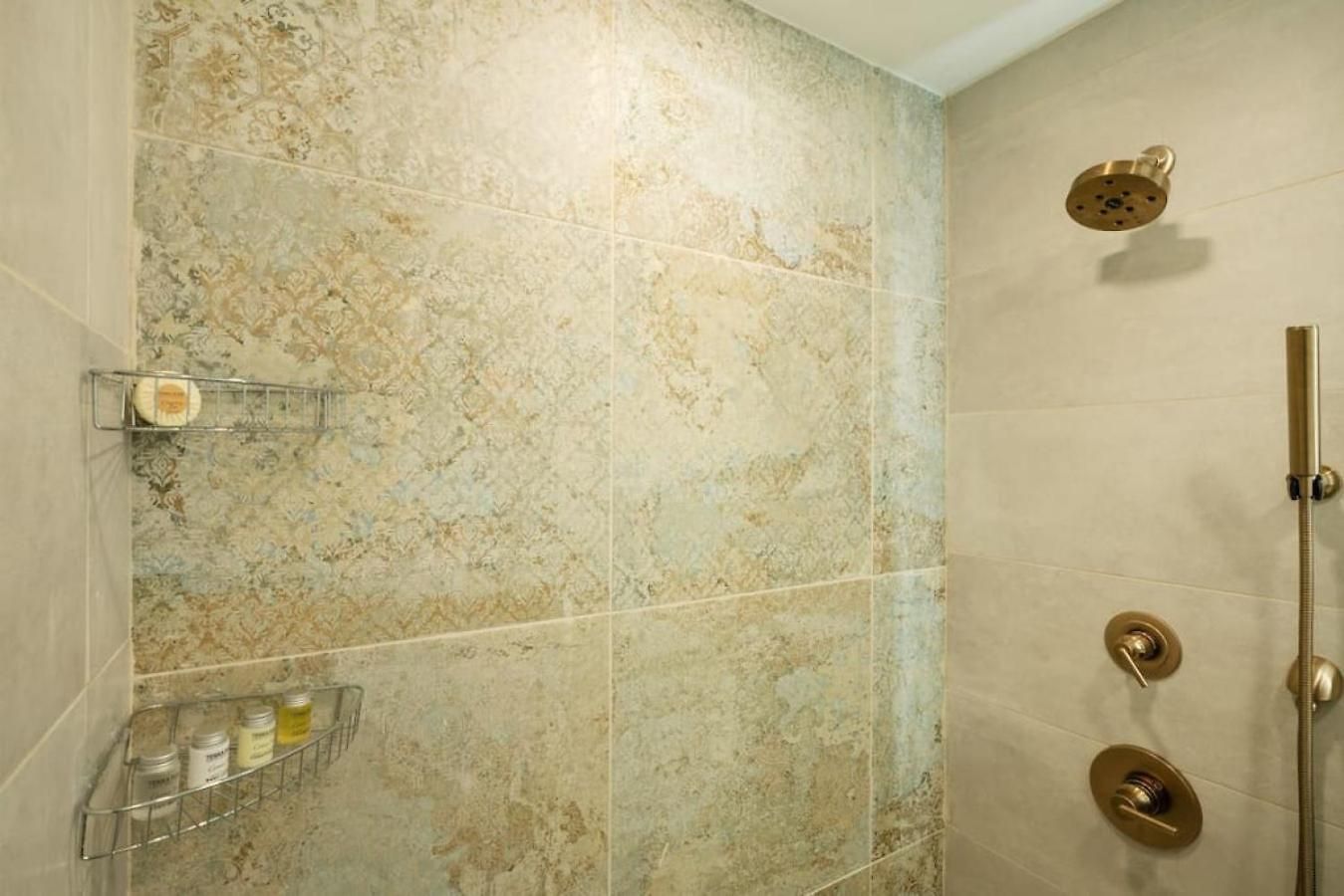 Hotel Massive 1br W Private Patio In Upper East Side *