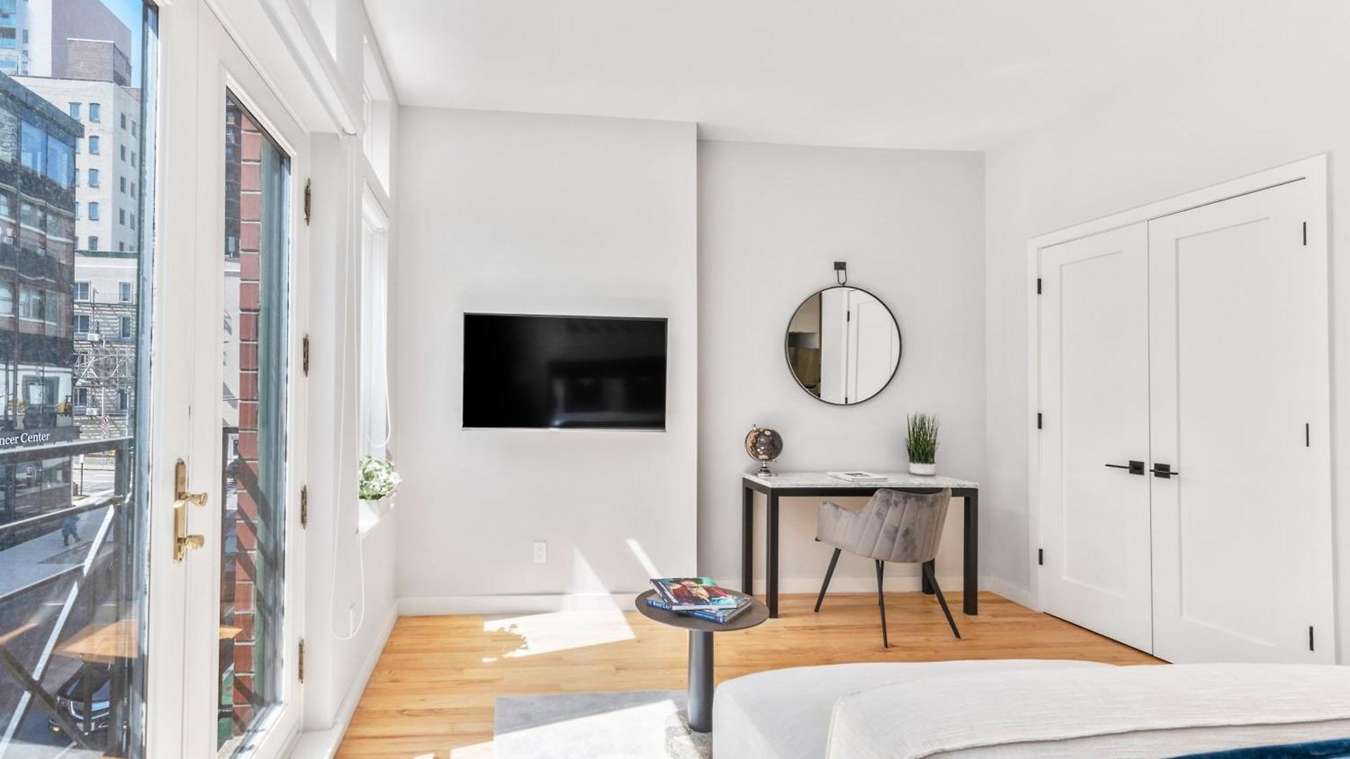 W Charming Juliet Balcony In Upper East *