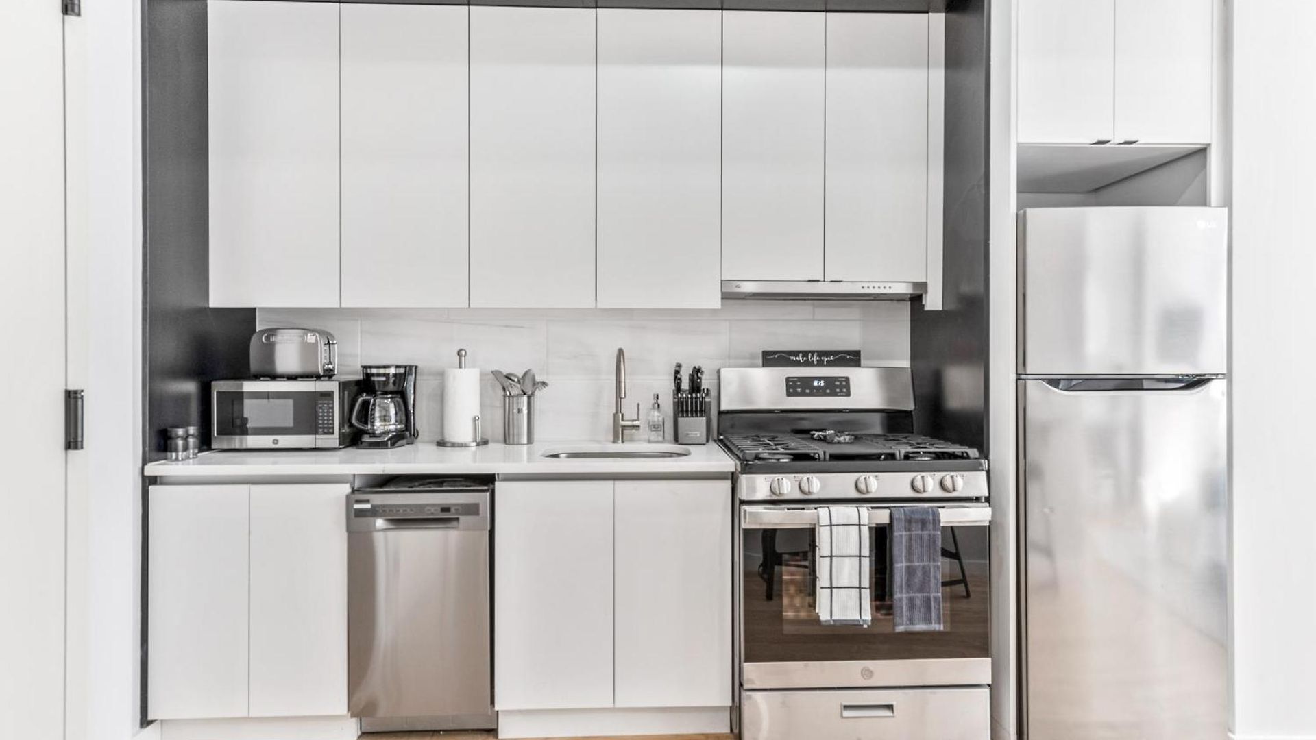 Apartment W Charming Juliet Balcony In Upper East