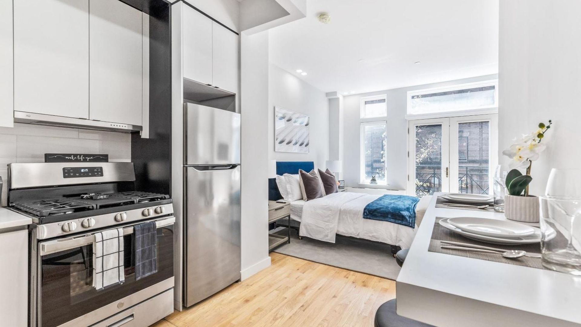 W Charming Juliet Balcony In Upper East Apartment