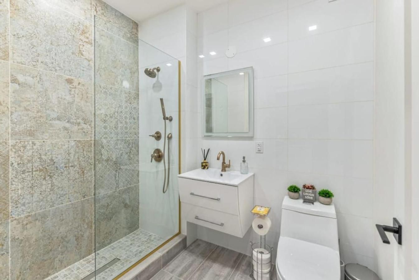 W Charming Juliet Balcony In Upper East Apartment New York
