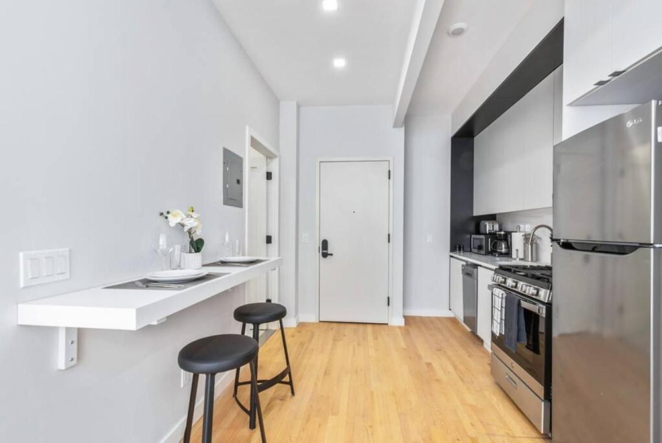 W Charming Juliet Balcony In Upper East Apartment
