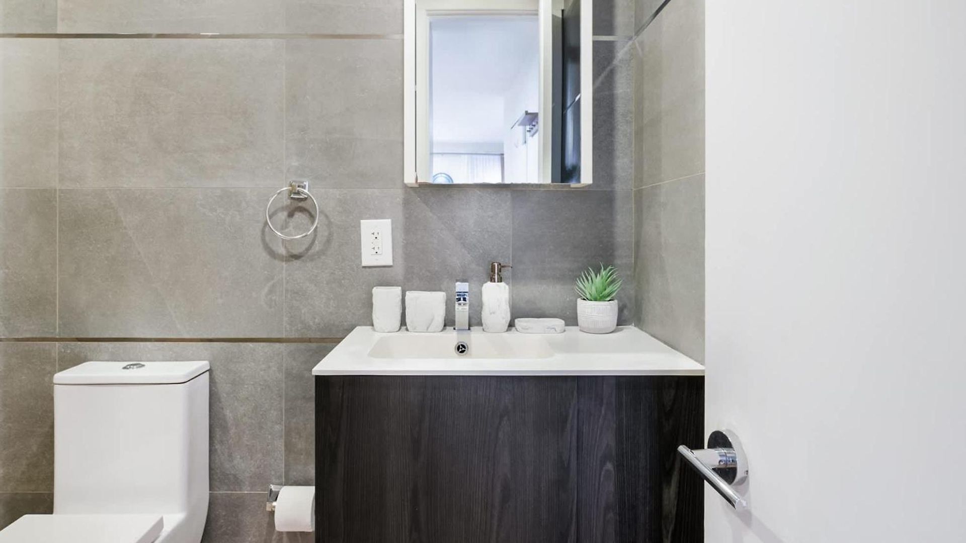 Apartment 1597-4 Brand New Prime Ues W D Walk To C Park