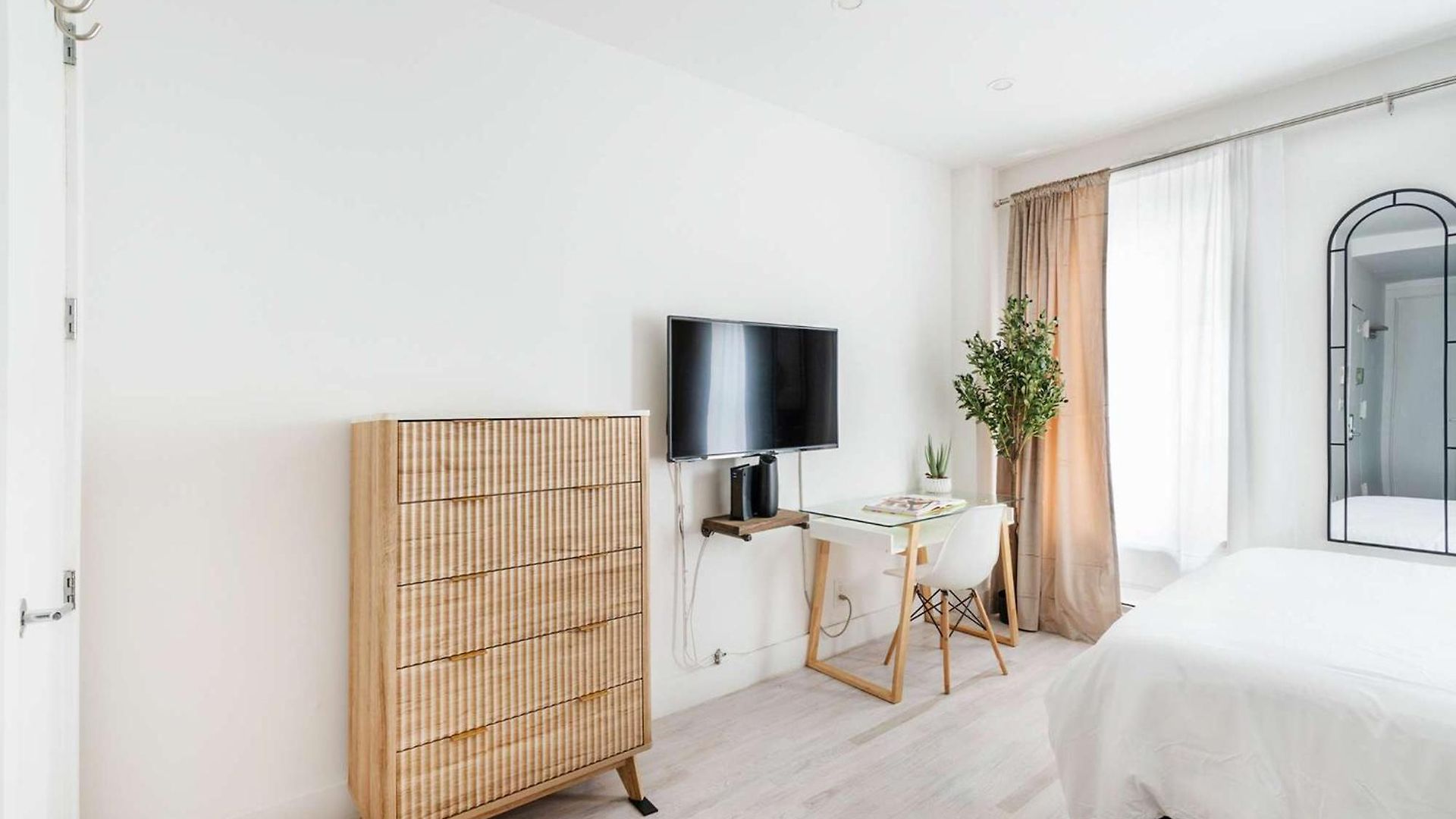 Apartment 1597-4 Brand New Prime Ues W D Walk To C Park *