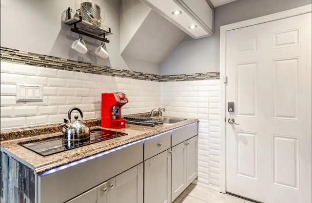 Apartment Private With Separate Entrance & Backyard, Quiet Brooklyn