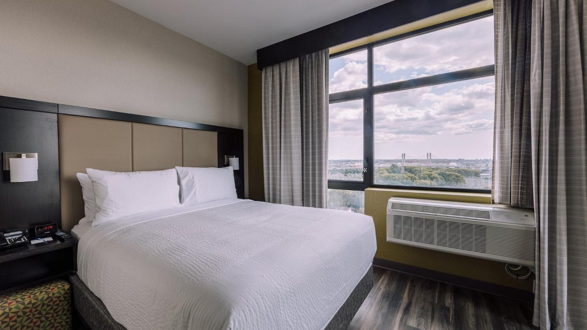 Express Long Island E - By Ihg New York