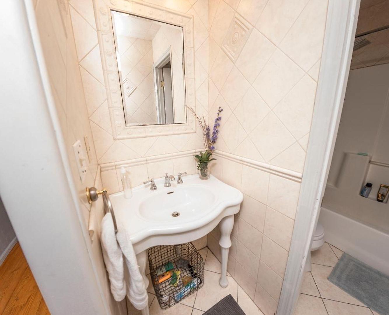Ground Floor Williamsburg Private Bedroom Near Subway Homestay *