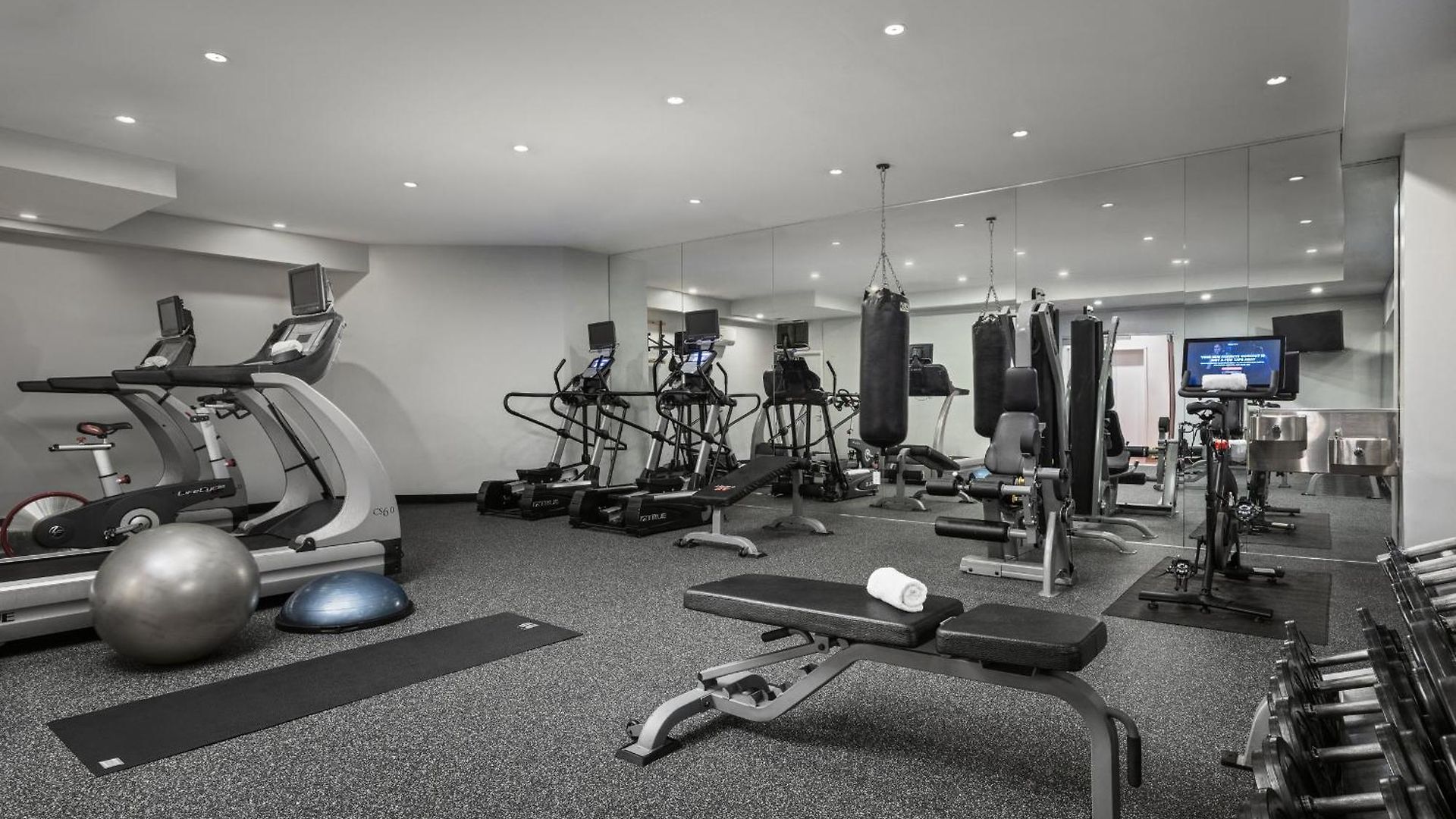 Nu Hotel 4*