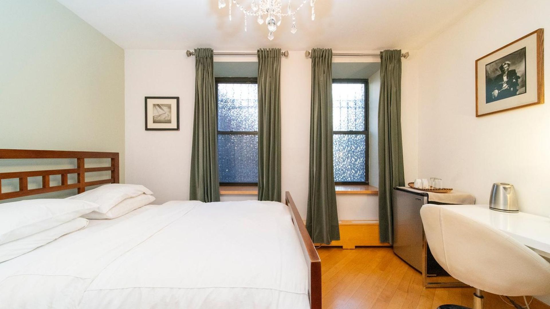 2 Bedrooms With One Private Bathroom In Lovely New York