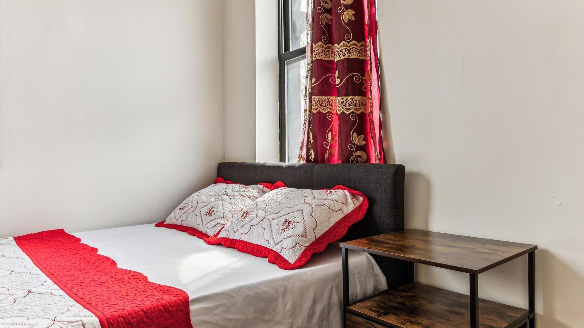 Empire Blvd Guest house *