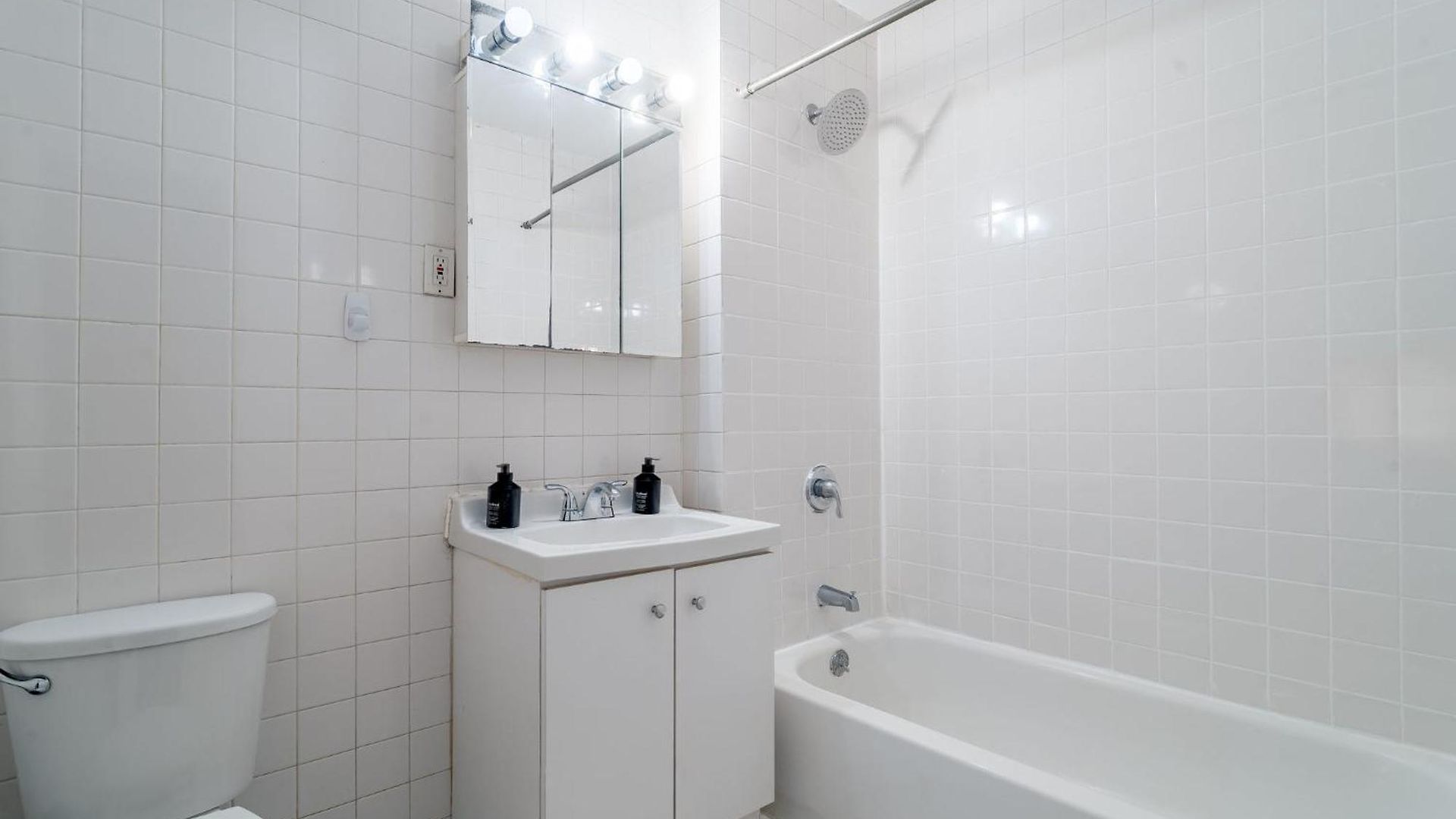 Bright 3br 1ba Retreat In Hells Kitchen Steps From Times Square Apartment *