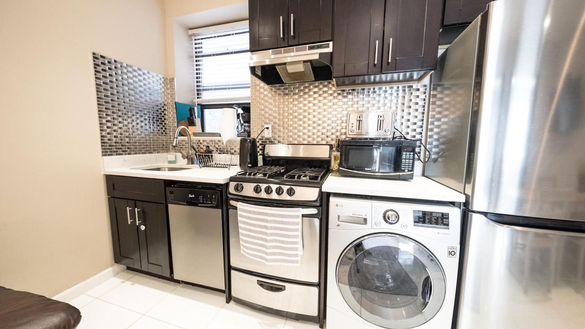 2 Bd Next To Park Apartment *