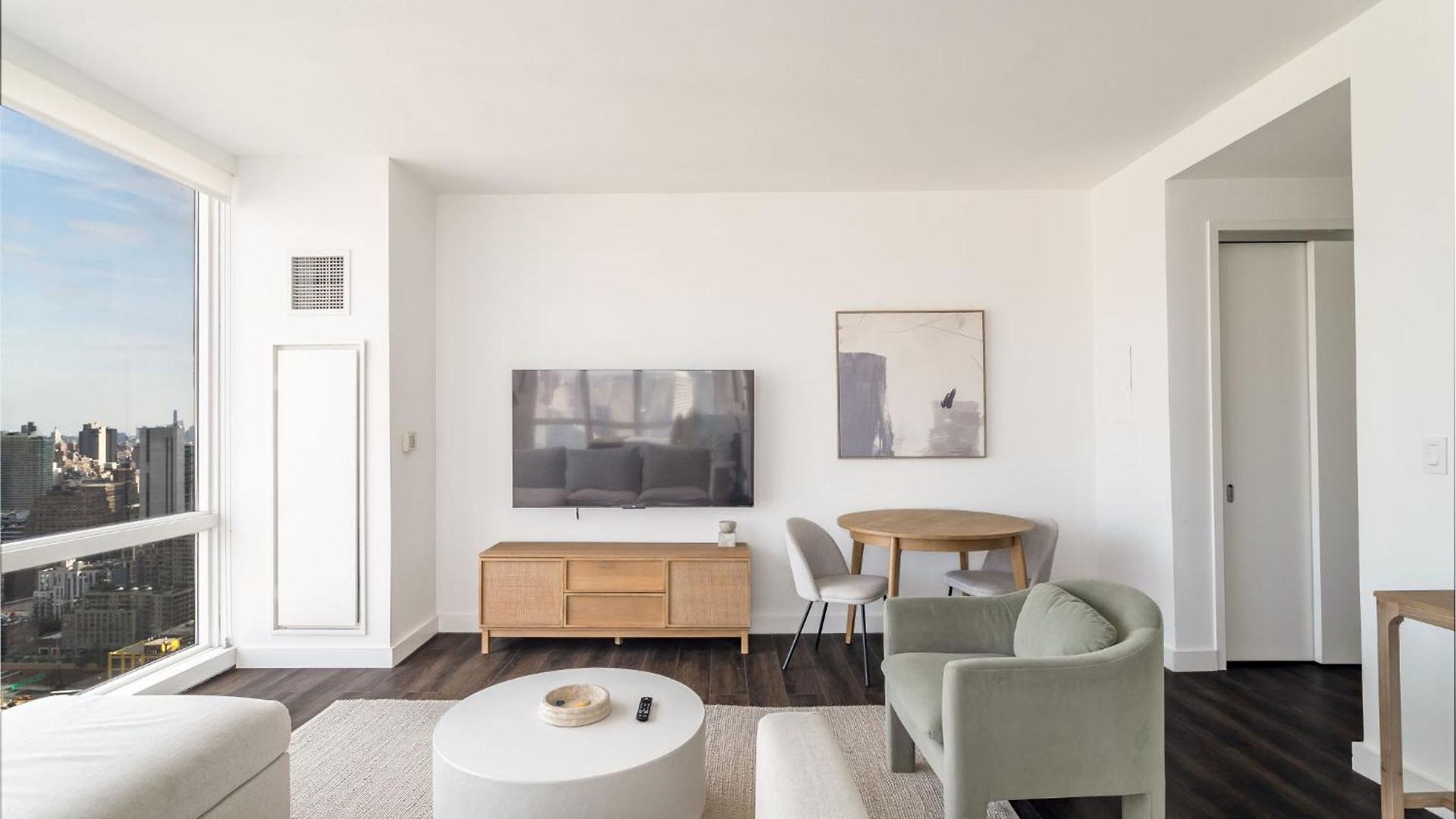 Luxx 2 Bed 1,5 Bath Midtown Apartment