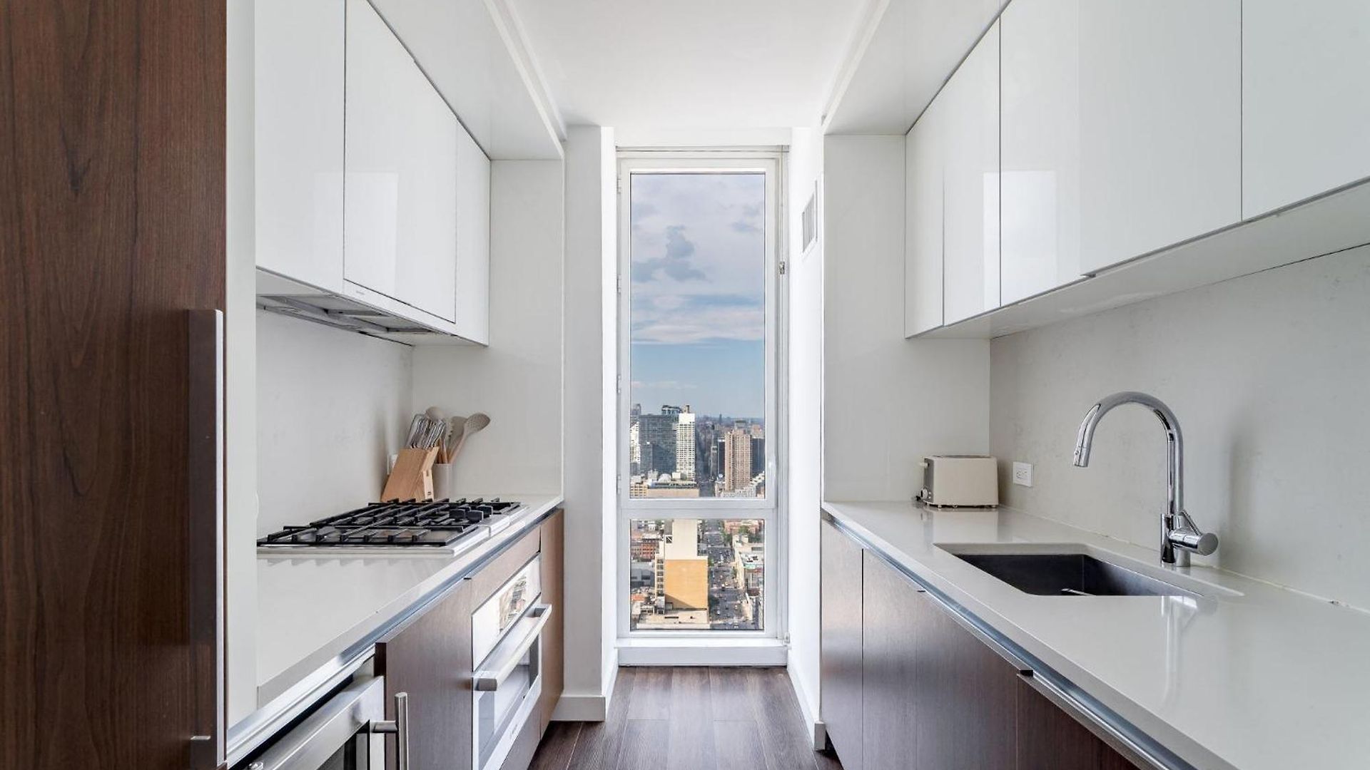 Luxx 2 Bed 1,5 Bath Midtown Apartment *
