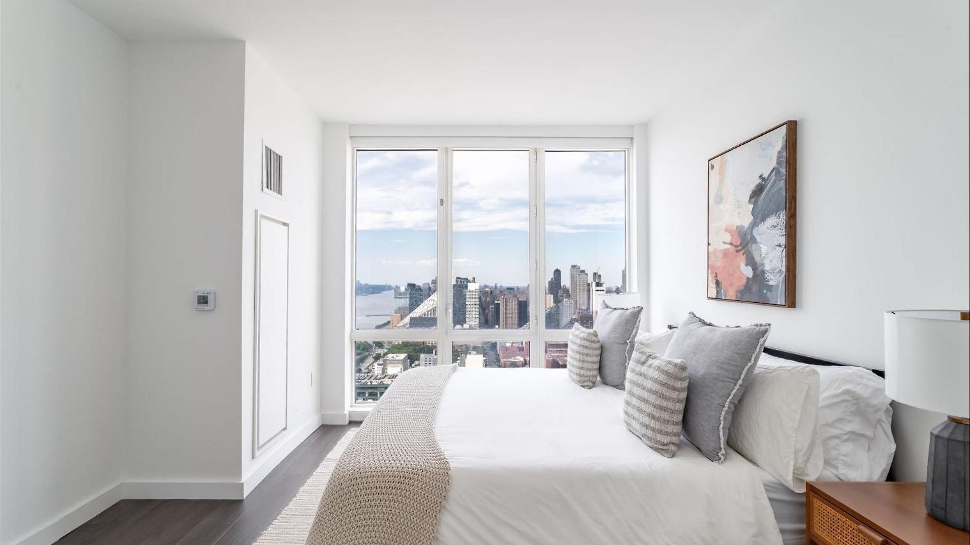 Luxx 2 Bed 1,5 Bath Midtown Apartment
