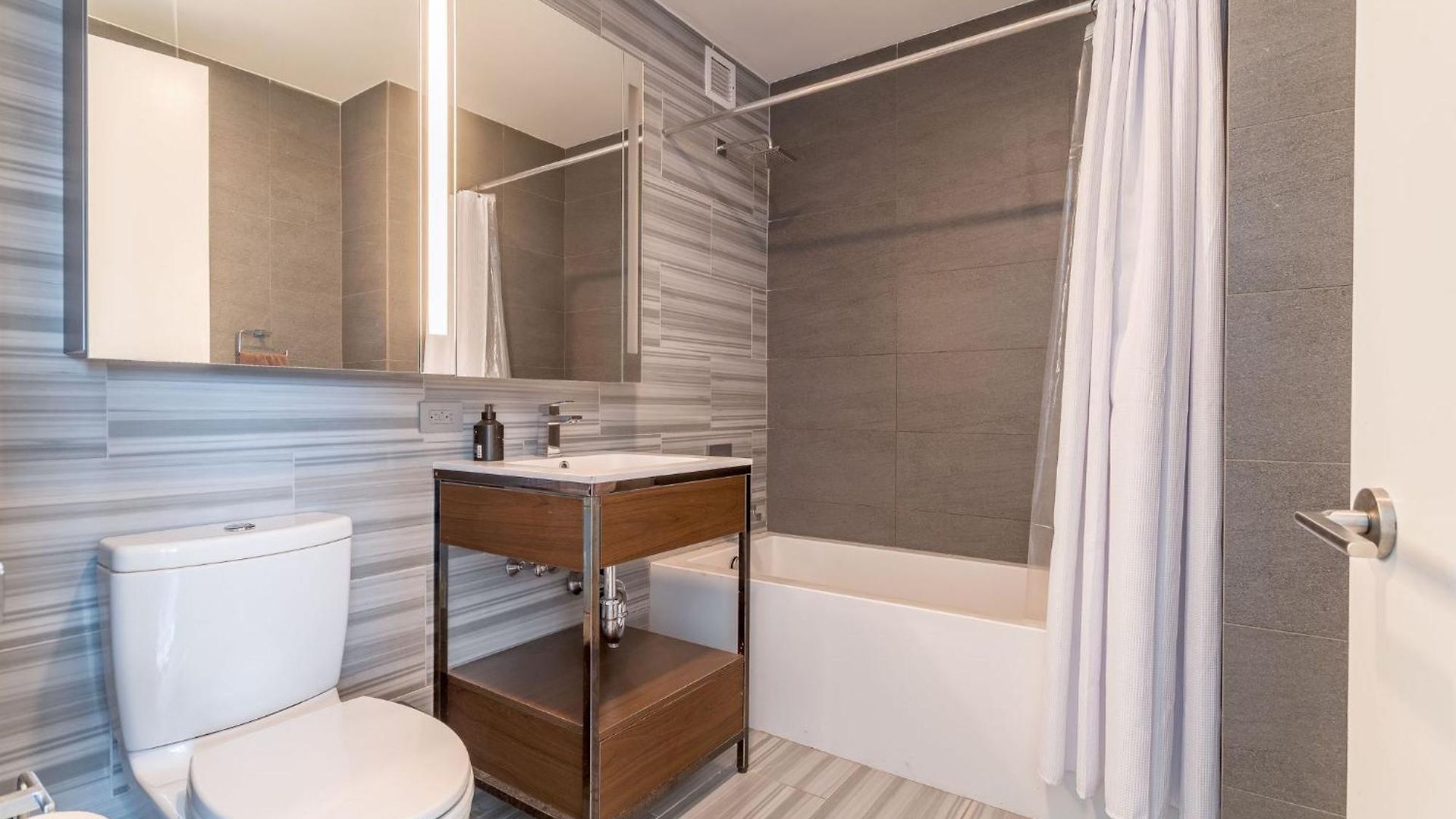 Apartment Luxx 2 Bed 1,5 Bath Midtown