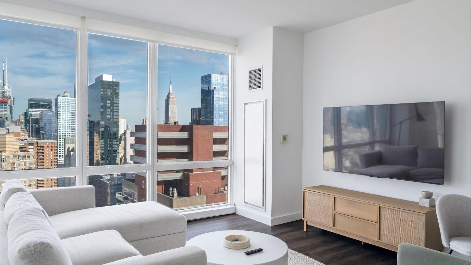 Luxx 2 Bed 1,5 Bath Midtown Apartment *