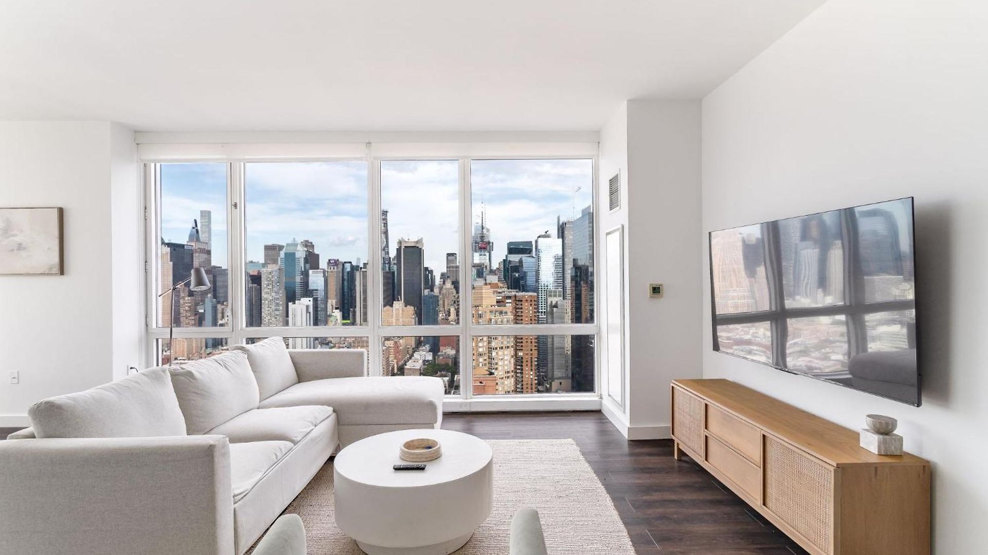 Luxx 2 Bed 1,5 Bath Midtown *