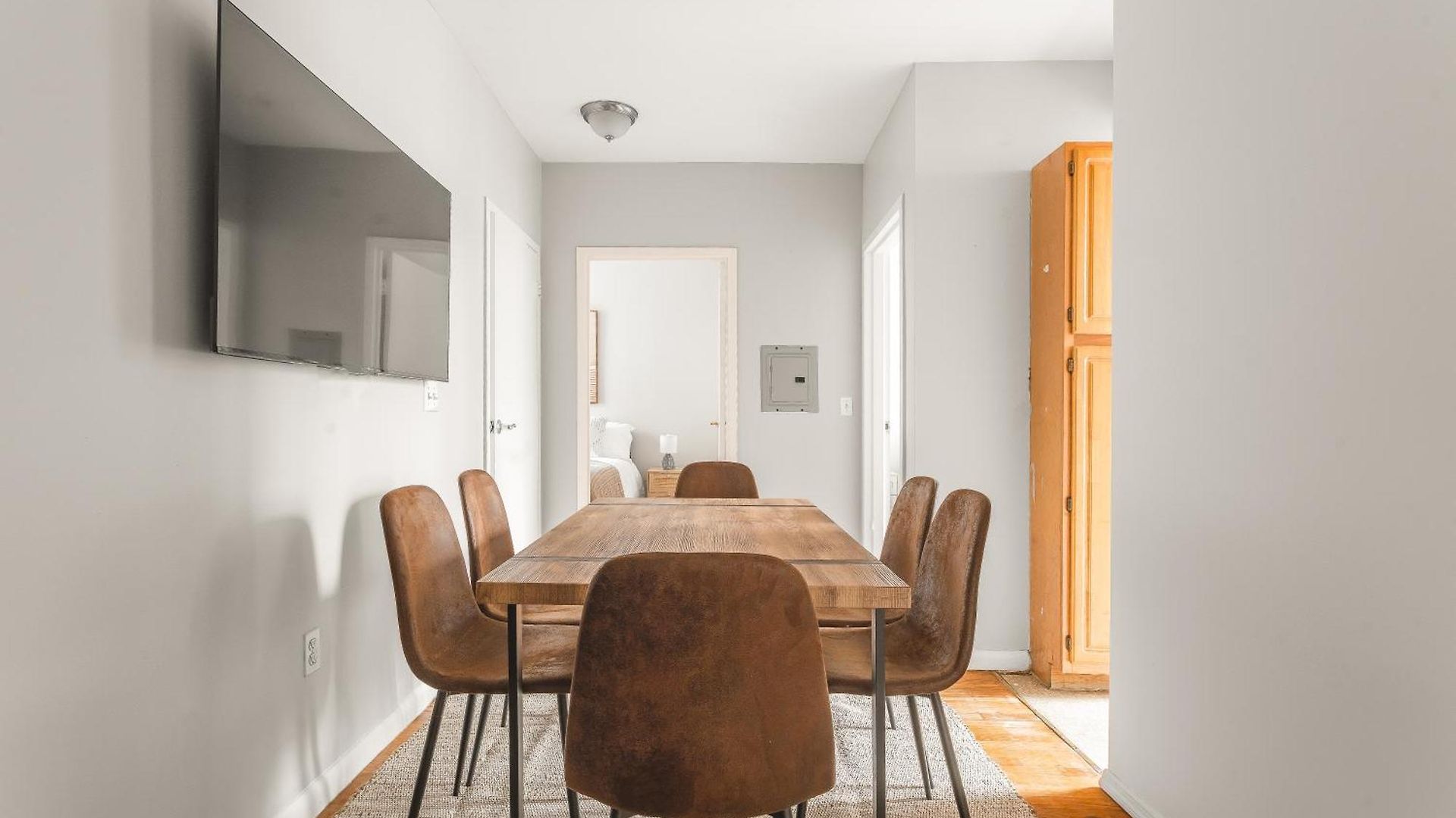 Apartment Stunning In City!
