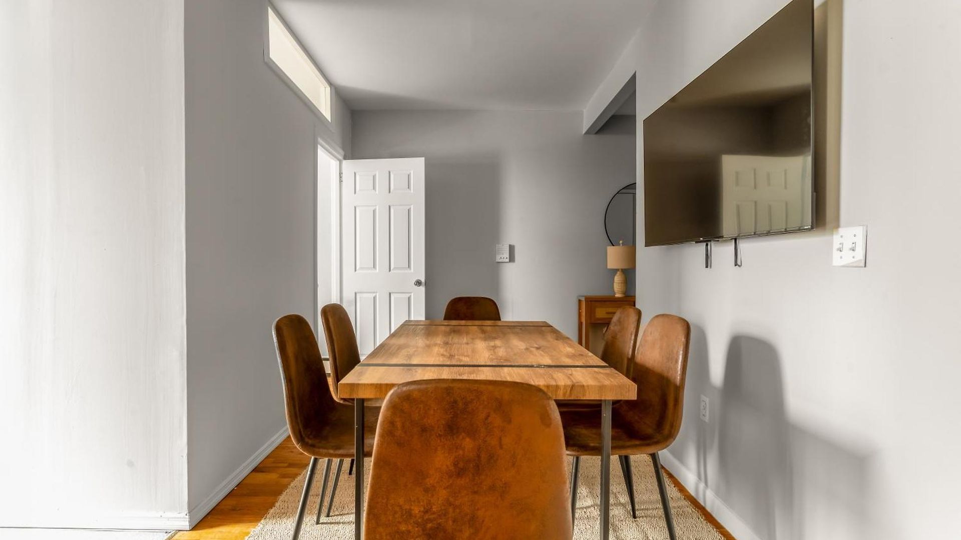 Stunning In City! Apartment