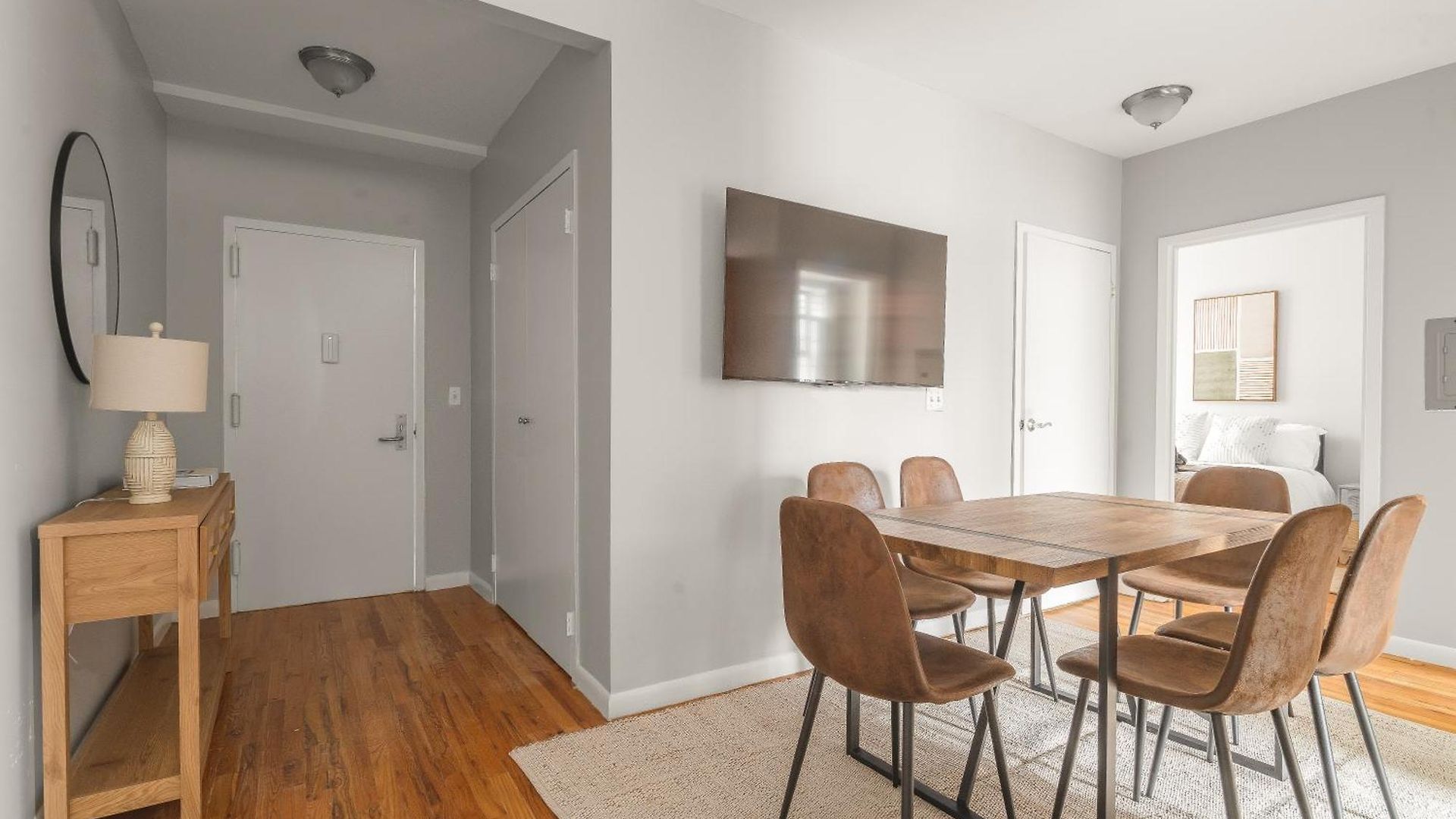 Apartment Stunning In City!
